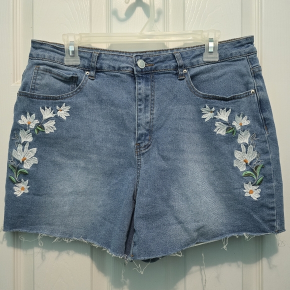 Women's Jean Shorts Size 14 Embroidered Floral Flowers - Picture 3 of 5